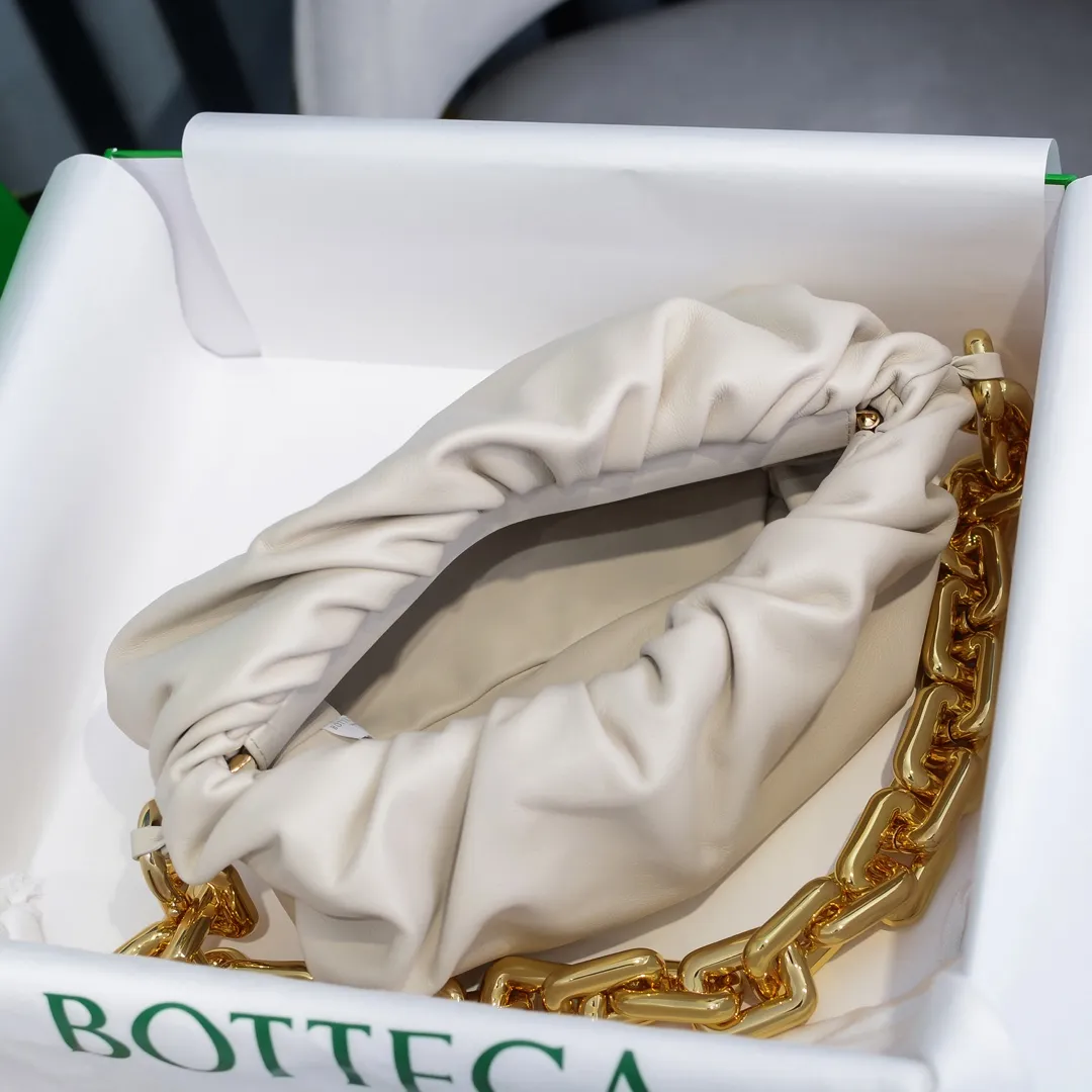 2020 new products will continue to upgrade the cloud bag to the вoттega veneтa chain cloud bag. It is still developed with imported original leather as standard. This hardware chain needs to be light on the upper body and can only be made of all-steel material. It is made of hollowed metal. You don’t have to worry about its weight. Major celebrity fashion bloggers have used it to attend fashion shows. Who can resist the charm of this large gold chain [smile] Style number: 6708# Size: 30*16*12